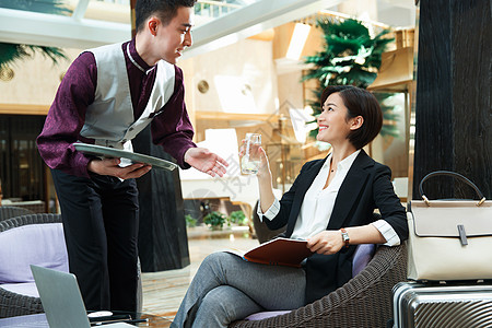 服務(wù)員端上礦泉水